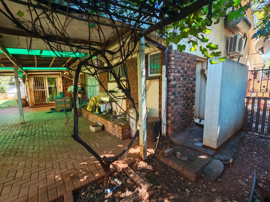 5 Bedroom Property for Sale in Kannoniers Park North West